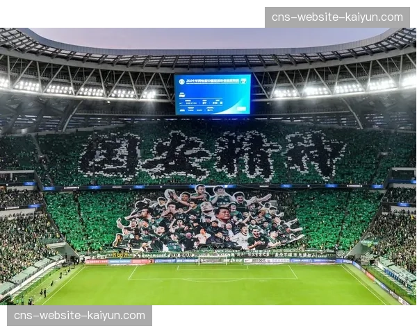 特写：山东泰山球迷远征军在上海浦东足球场打出巨幅TIFO